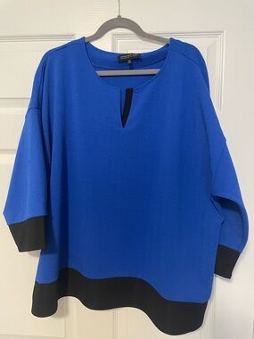 Jones New York Collection Women’s Blue and Black Contrast Hem Top - Beautiful!
